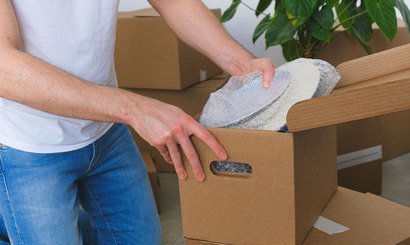 Kırılacak eşyaların balonlu naylonla paketlenmesi