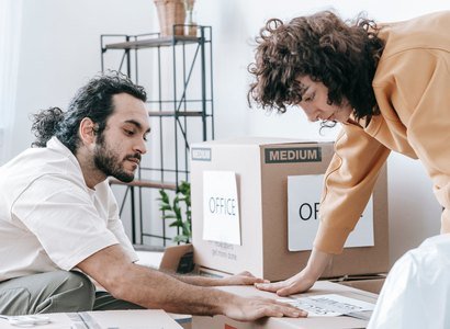 Ofis taşıma sırasında paketlenmiş kolilerin taşınması
