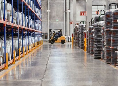 Modern depo içinde raflarda saklanan eşyalar